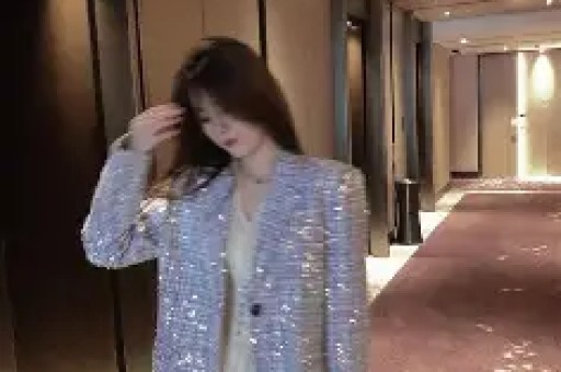 南通网友爆料：一车辆四脚朝天！围着一堆吃瓜群众……